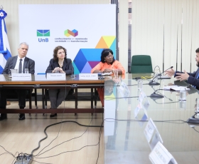 Delegação da Embaixada de Cuba, a Reitora da União de Santiago de Cuba, Diana Sedal Yanes e o Prof. Fidel Castro Neto, em reunião com Reitora da UnB, profª. Rozana Naves. 21/10/2025 Foto: Beto Monteiro/Ascom UnB